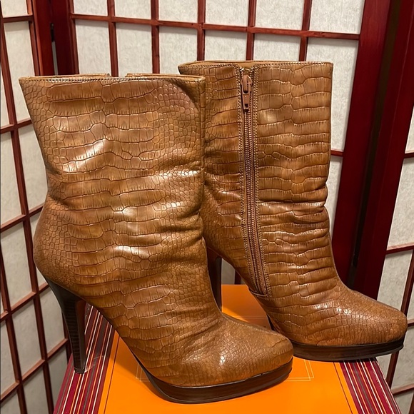 Delicious Brown Heeled Boots with Stiletto Heel - Picture 3 of 7